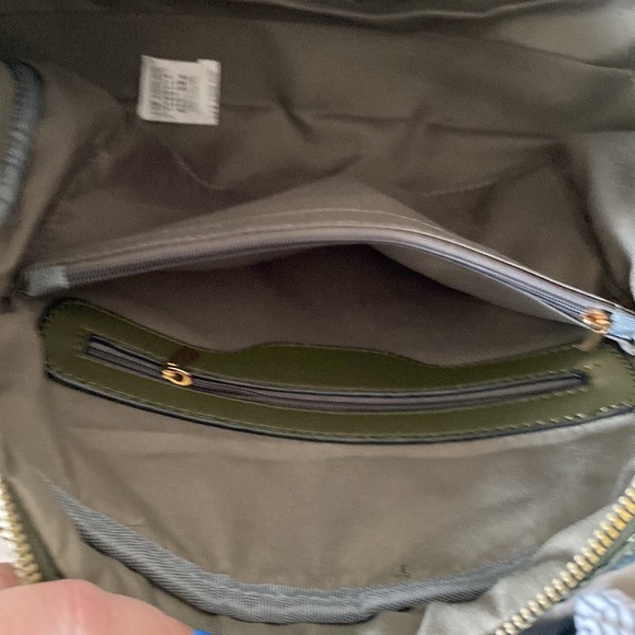 Fun bag with lots of compartments! - Picture 5 of 8